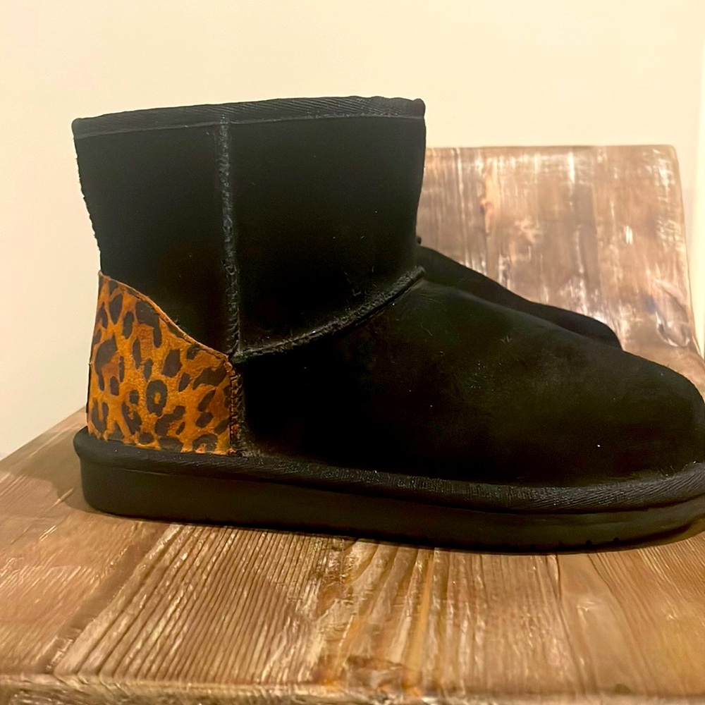 EUC Koolaburra Ugg Cheetah Print Black Sherpa Lined Boots Girls 2 Youth